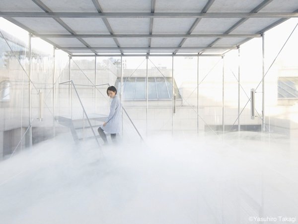 Arquitetos japoneses criam nuvem que flutua em cubo transparente